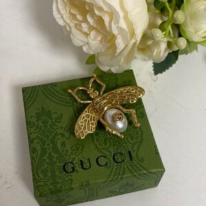 Women's Gucci Gold Bee Motif Pearl-Embellished Brooch